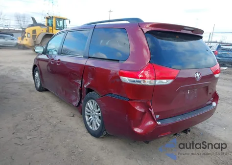 2014 Toyota Sienna Xle V6 8 Passenger z USA, uszkodzony, nr VIN 5TDYK3DCXES513778
